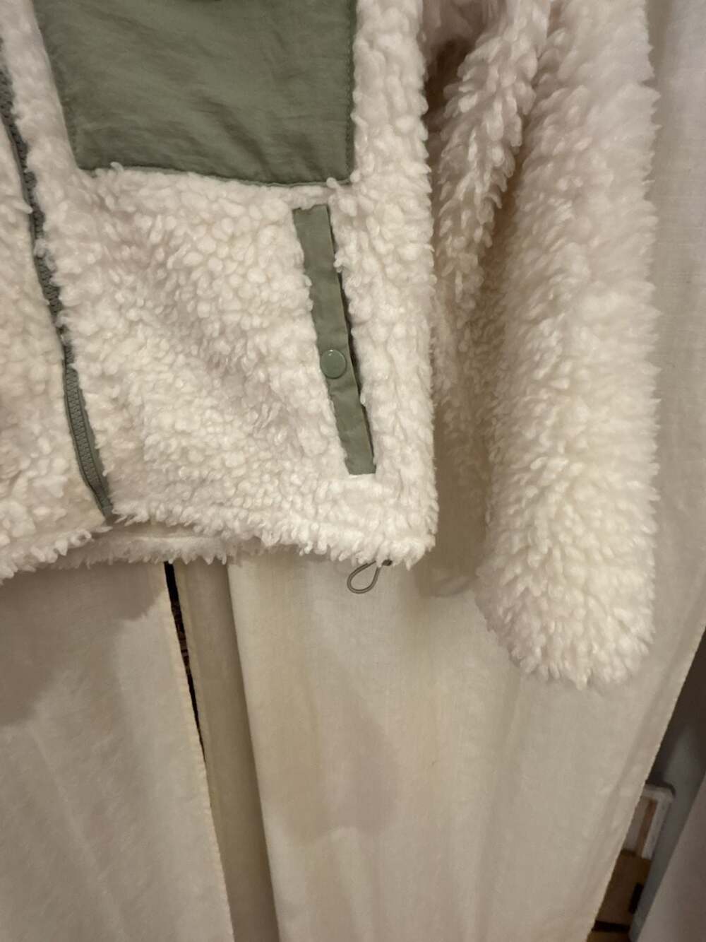 Abercrombie & Fitch Full-Zip Utility Sherpa Jacket In White and Sage Green - Picture 5 of 6